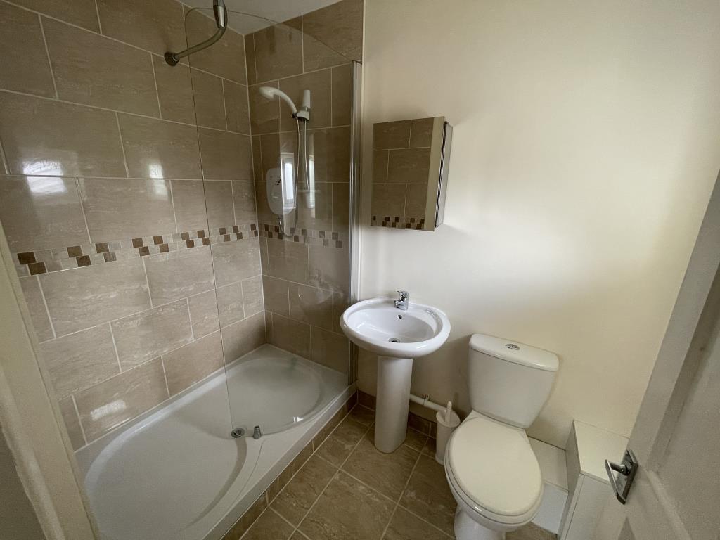 Lot: 8 - FIVE-BEDROOM SEMI-DETACHED HOUSE FOR IMPROVEMENT - 